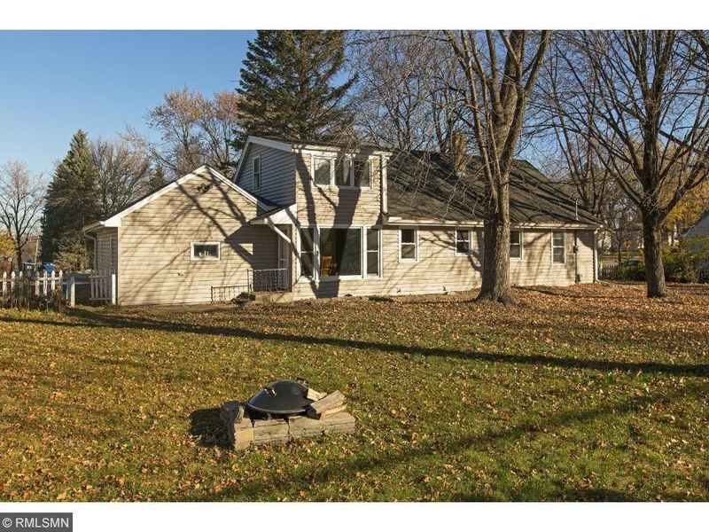 916 County Road B2 W, Roseville, MN 55113