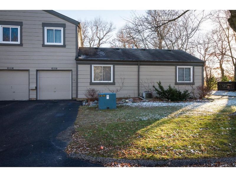 4810 Grenwich Way N, Oakdale, MN 55128
