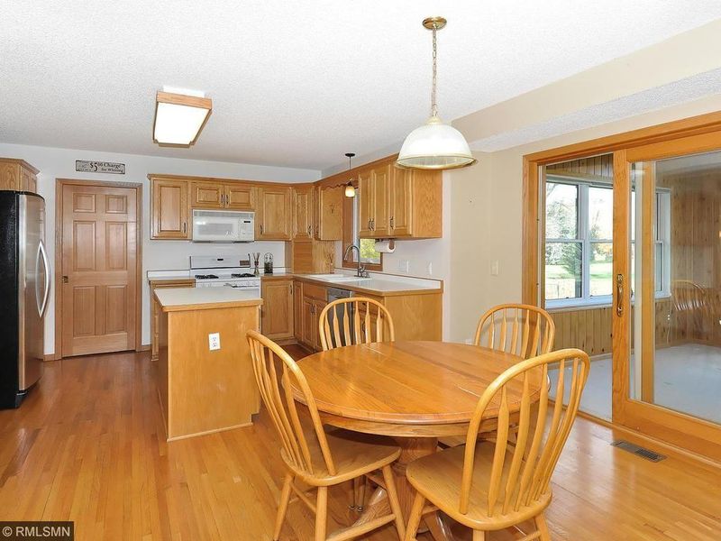 26550 Strawberry Ct, Excelsior, MN 55331