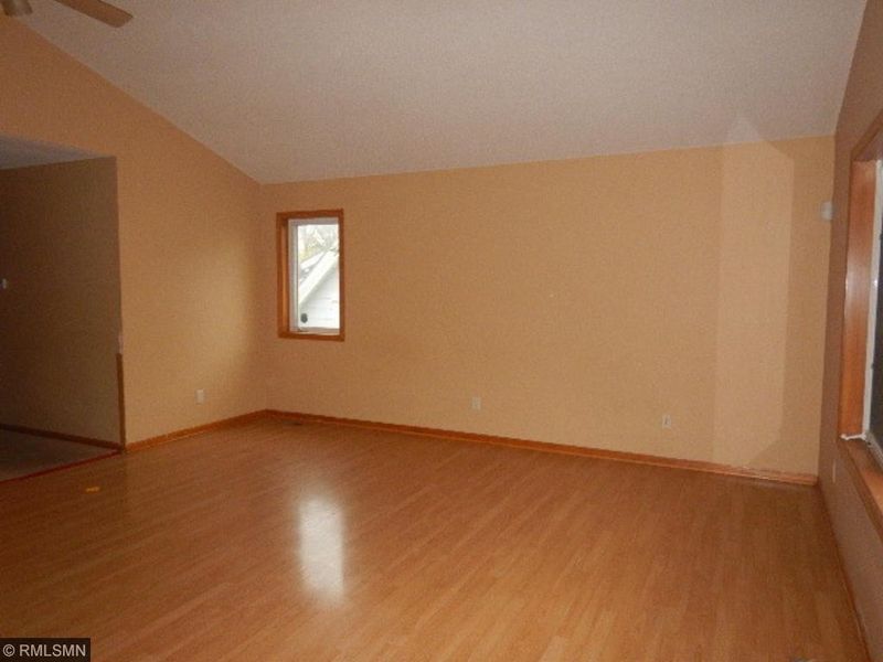 912 Earl St, Saint Paul, MN 55106