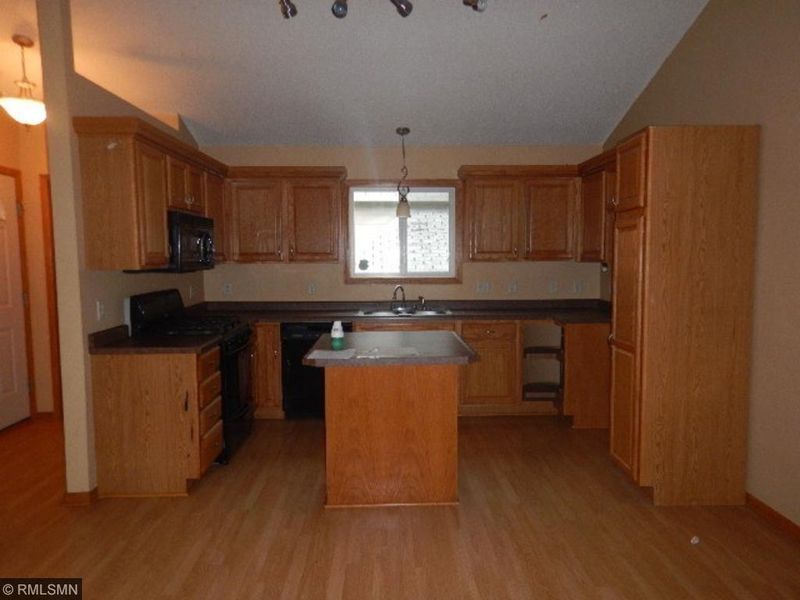 912 Earl St, Saint Paul, MN 55106