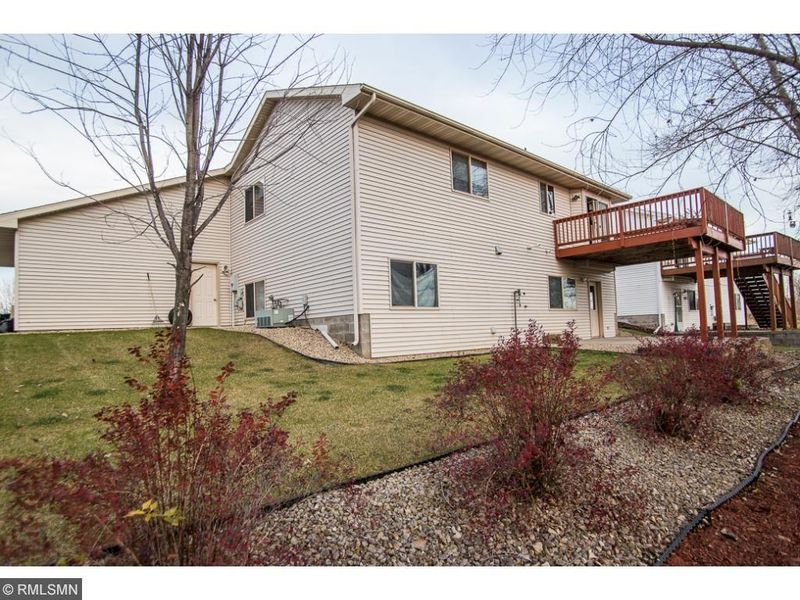 542 Sunwood Park Dr, Waite Park, MN 56387