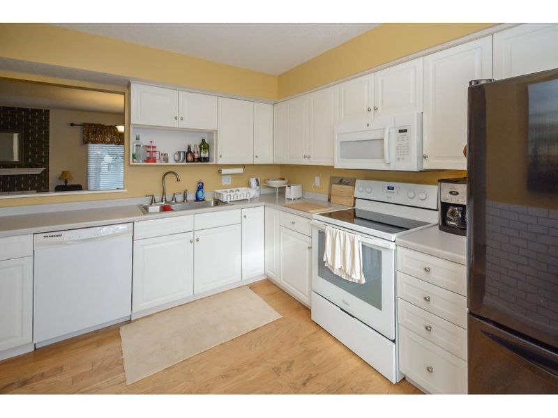 143 Canabury Ct, Little Canada, MN 55117