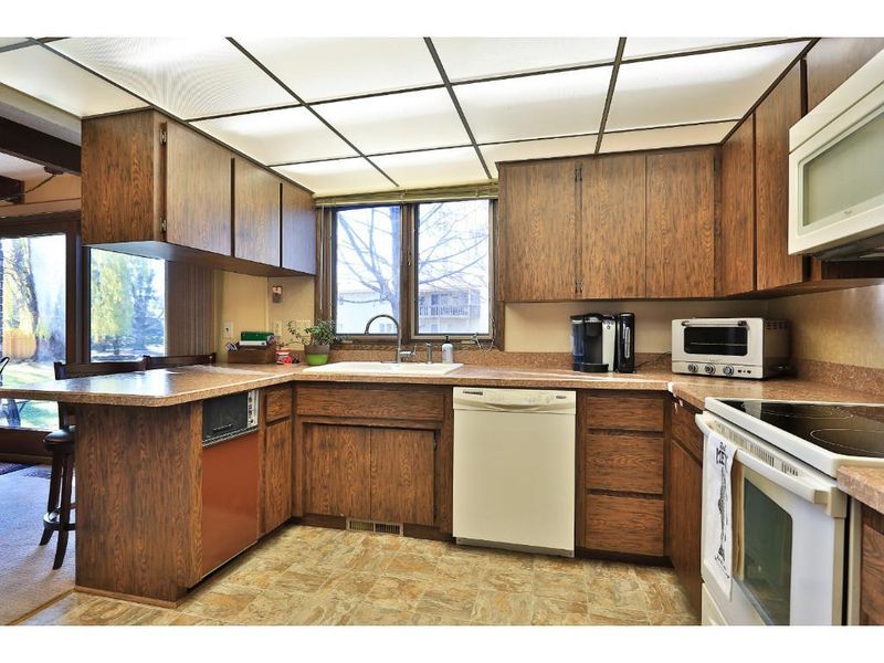 5900 Schaefer Rd, Edina, MN 55436