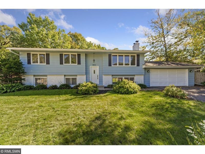 3201 Skyview Dr, Burnsville, MN 55337