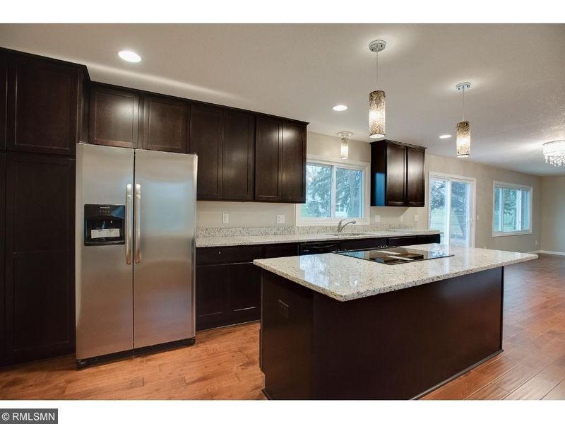 6940 Upper 35th St N, Oakdale, MN 55128