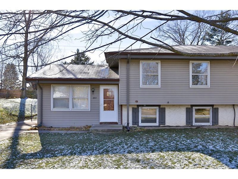 6811 8th St N, Oakdale, MN 55128