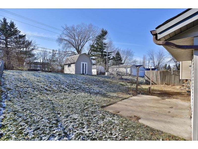 6811 8th St N, Oakdale, MN 55128