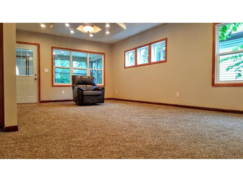 1066 Thomas Ave, Saint Paul, MN 55104