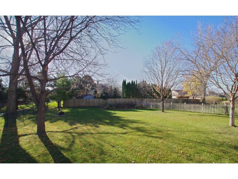 980 Demont Ave E, Maplewood, MN 55109