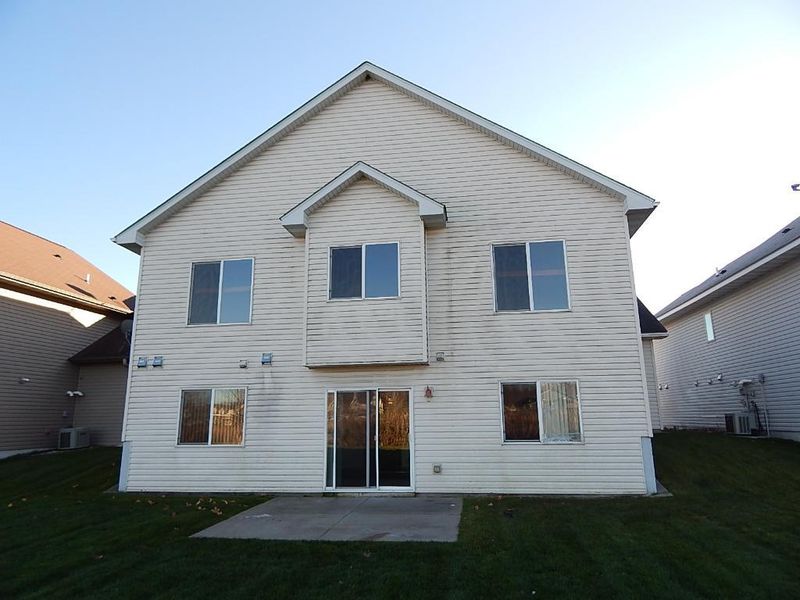 715 7th St, Chaska, MN 55318
