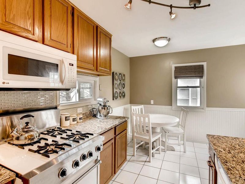 494 Hilltop Ave, Roseville, MN 55113
