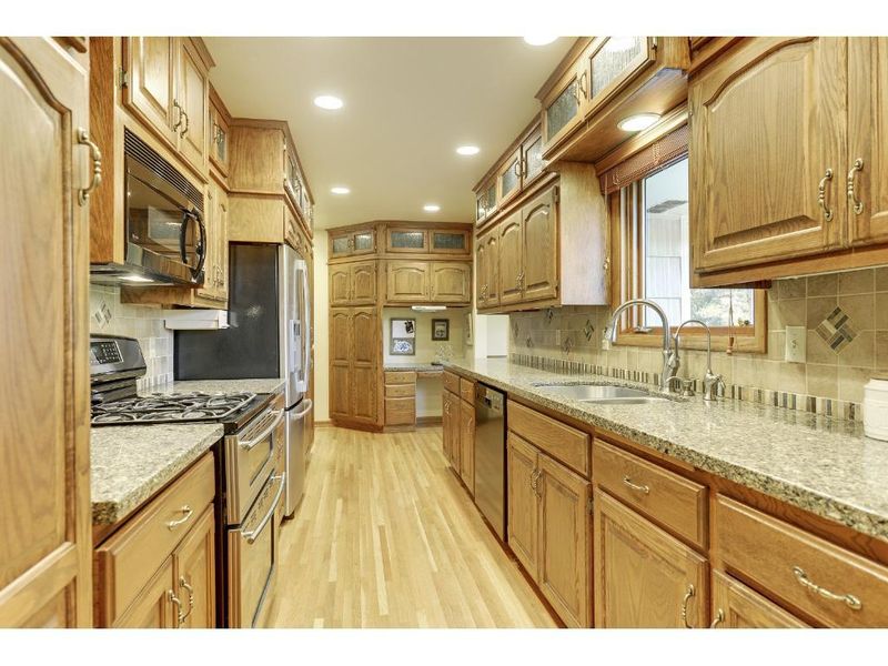 17850 Highland Ave, Wayzata, MN 55391