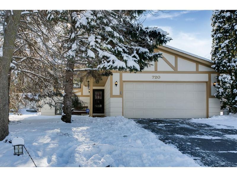 720 Hackmore Dr, Eagan, MN 55123