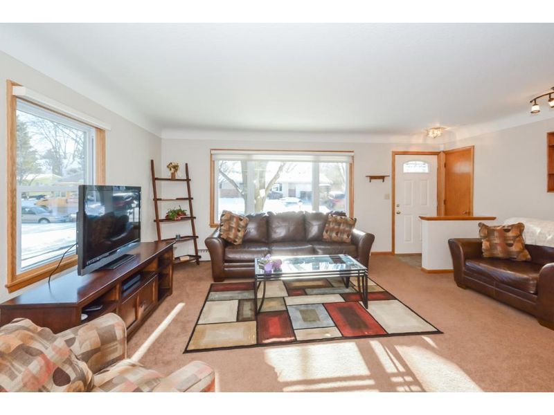 1921 Kingston Ave E, Maplewood, MN 55109