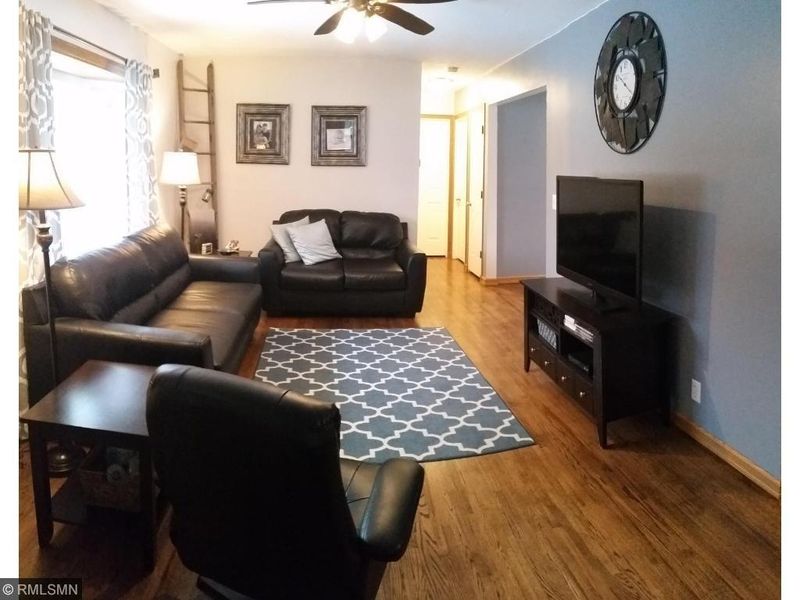 1190 Gresham Ave N, Oakdale, MN 55128