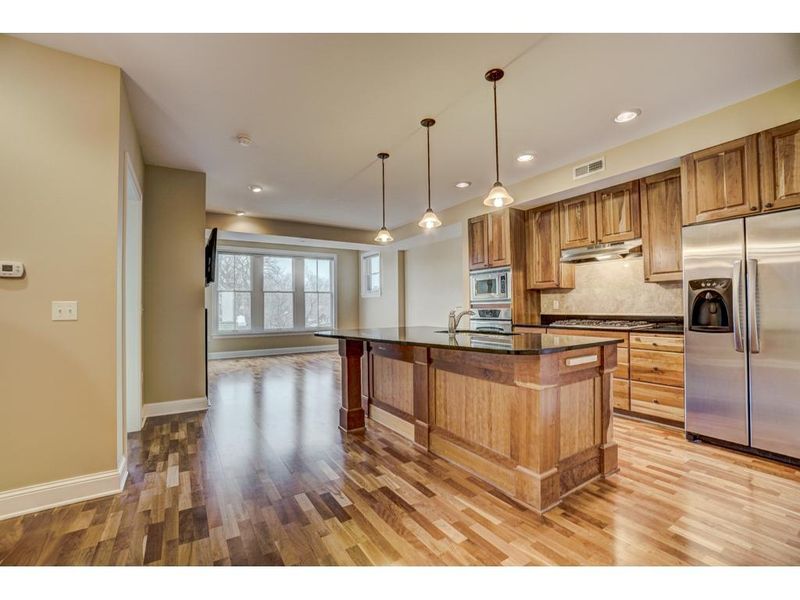 1060 Grand Ave #303, Saint Paul, MN 55105