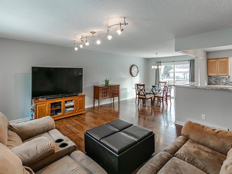 683 Springhill Rd, Vadnais Heights, MN 55127