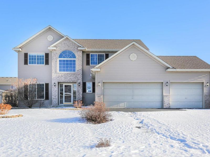 1865 Omega Dr, Shakopee, MN 55379