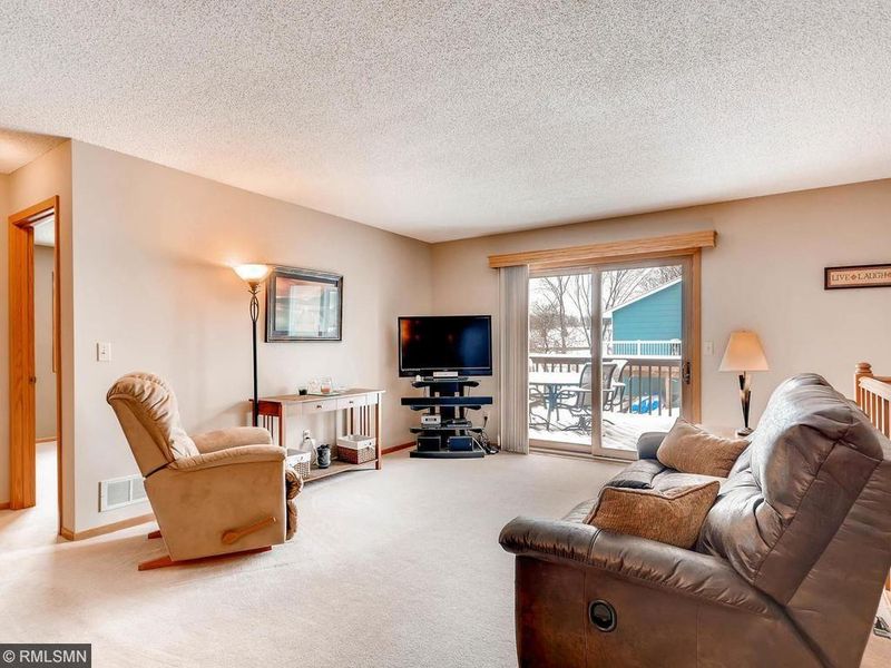 1011 Butte Ct, Chanhassen, MN 55317