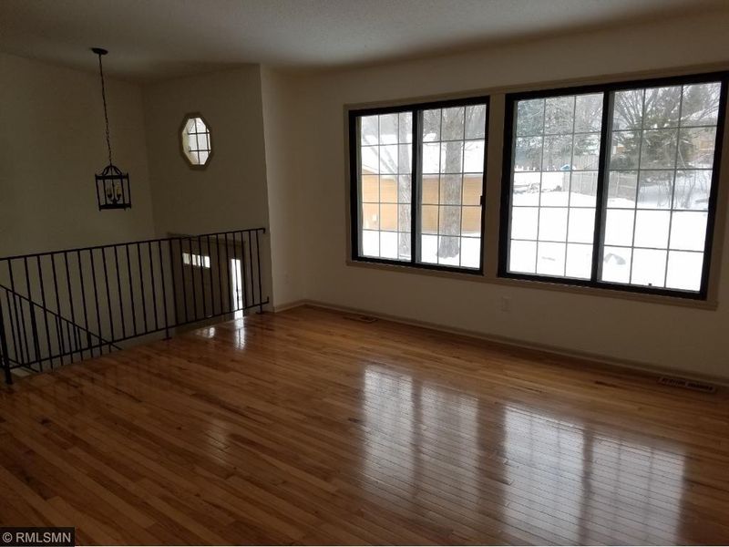 1893 Bielenberg Dr, Woodbury, MN 55125