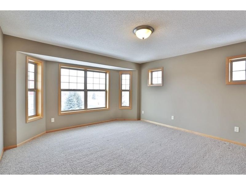 3191 Frontier Dr, Woodbury, MN 55129