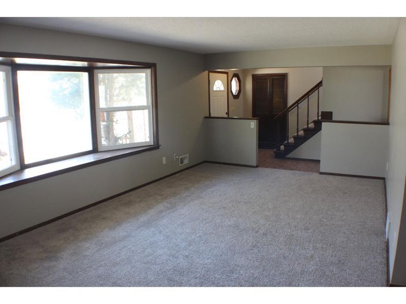4233 Sequoia Dr, Eagan, MN 55122