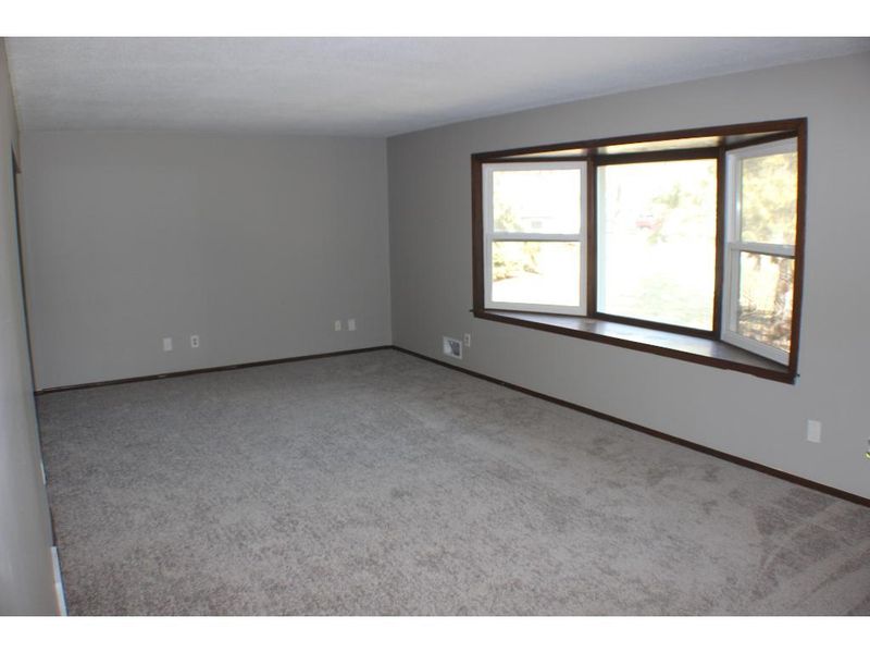 4233 Sequoia Dr, Eagan, MN 55122