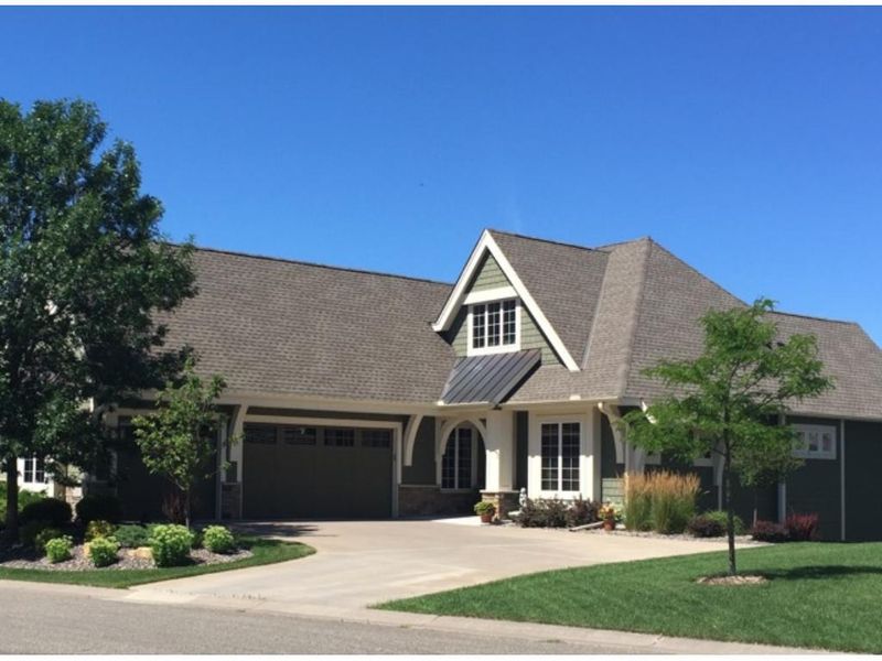 217 Southgate Dr, Mahtomedi, MN 55115