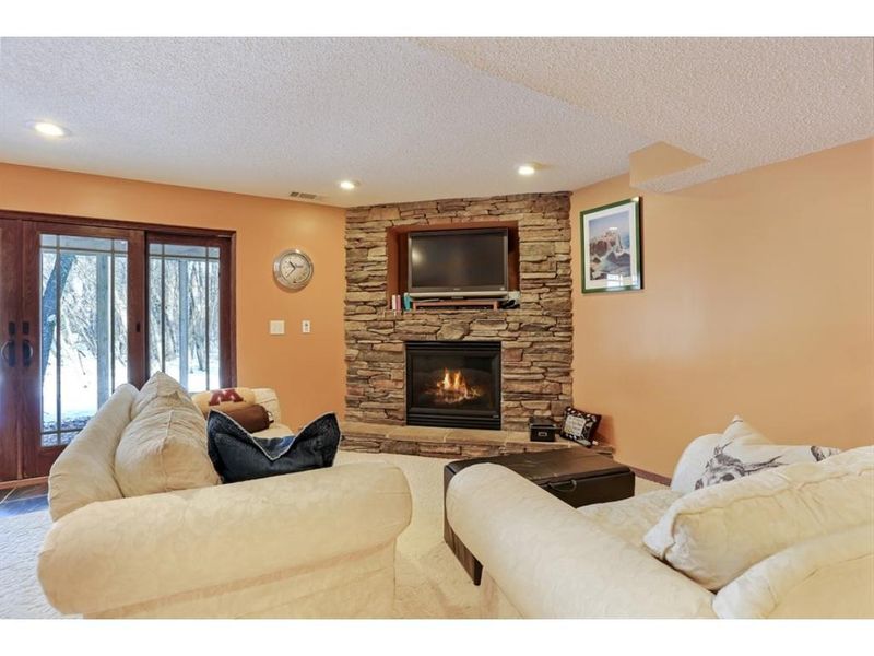 2766 Simons Dr, Chaska, MN 55318