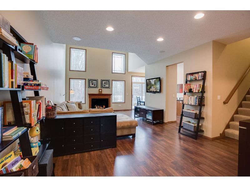 621 Sutherland Dr, Woodbury, MN 55129