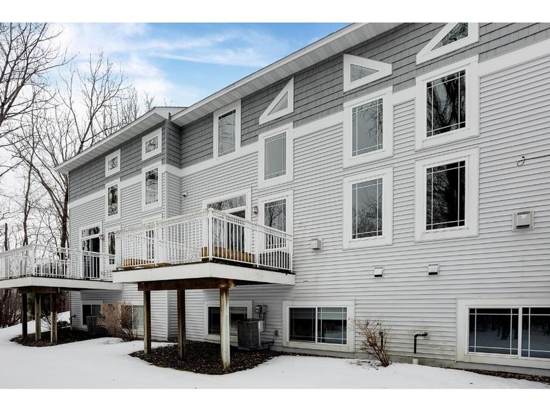 621 Sutherland Dr, Woodbury, MN 55129