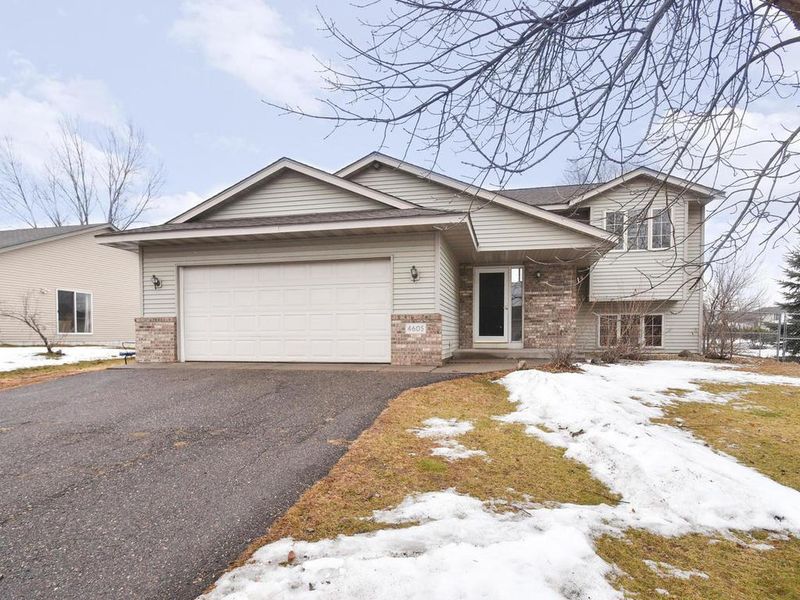 4605 Pondview Dr, Big Lake, MN 55309