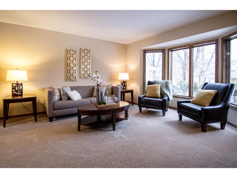 14820 Southpointe Curve, Burnsville, MN 55306