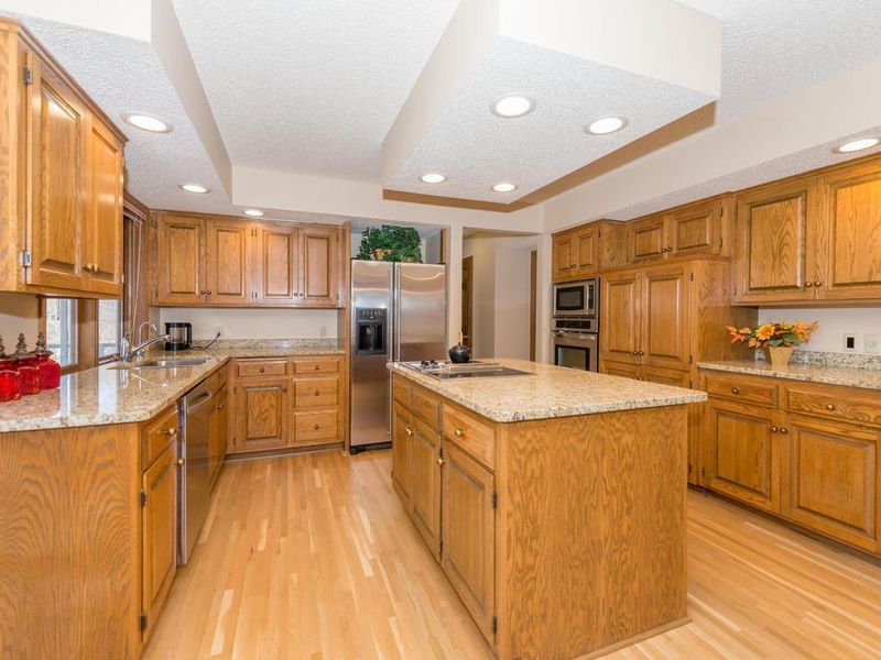 15720 Nursery Dr, Minnetonka, MN 55345