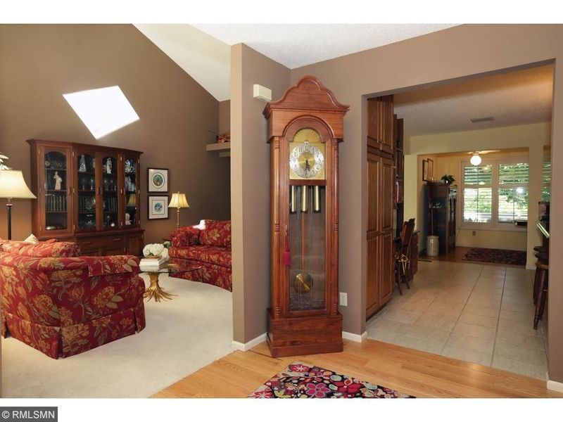 4314 Pond View Dr, White Bear Lake, MN 55110