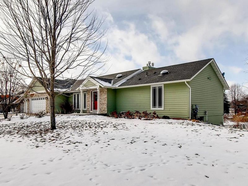 9221 Chesshire Ln N, Maple Grove, MN 55369