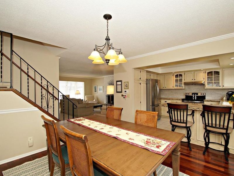 206 Birnamwood Dr, Burnsville, MN 55337