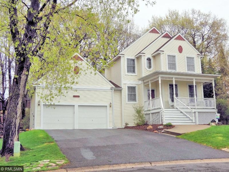 2419 Oakridge Ln E, Maplewood, MN 55119