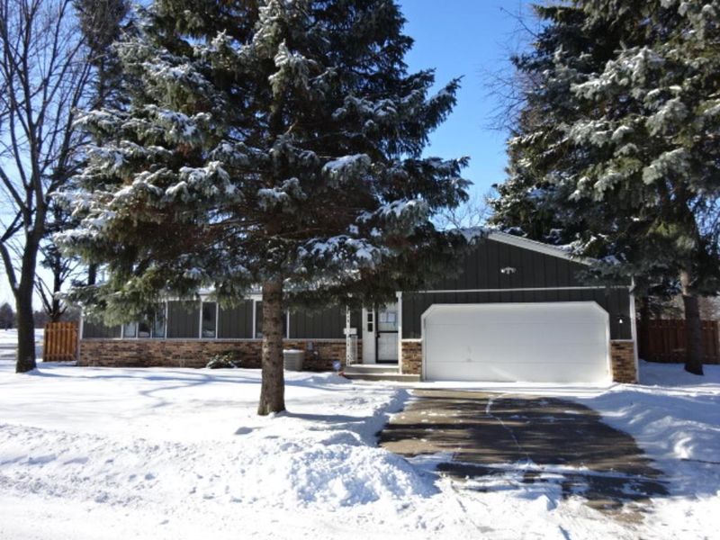 3355 Zenith Ave N, Robbinsdale, MN 55422