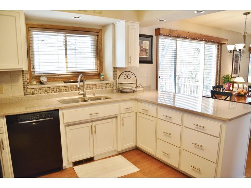 1209 Aspen Dr, Burnsville, MN 55337