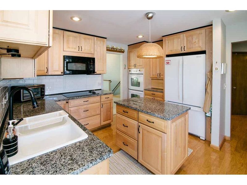 1280 Pond View Ln, White Bear Lake, MN 55110