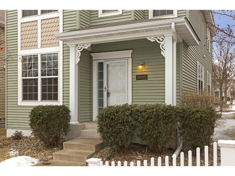 10005 Pincherry Ln, Eden Prairie, MN 55347