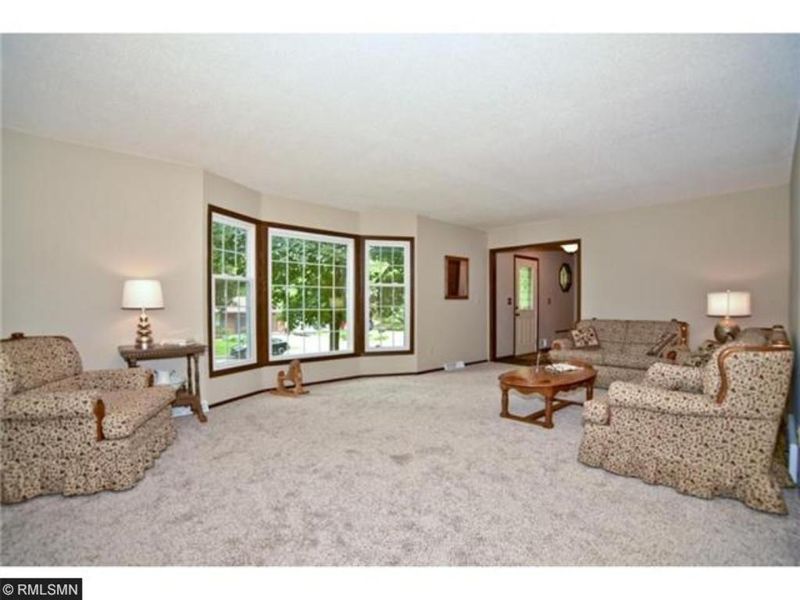 3209 Skyview Dr, Burnsville, MN 55337