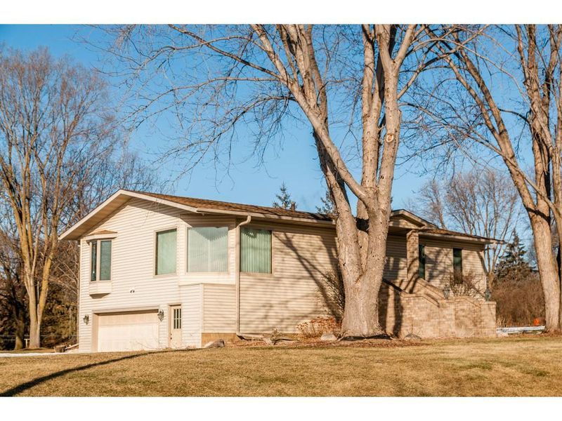 1905 Mabel Ct, Chaska, MN 55318
