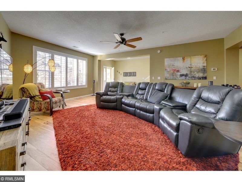11185 Kinsley St, Eden Prairie, MN 55344