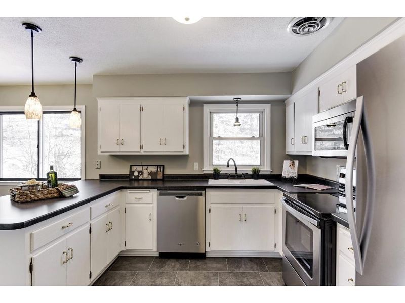 209 Ridgeview Dr, Apple Valley, MN 55124