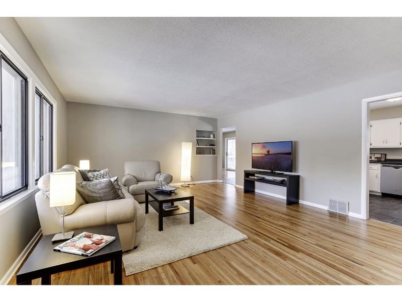 209 Ridgeview Dr, Apple Valley, MN 55124