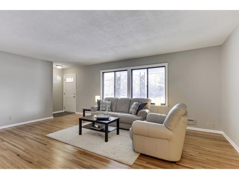 209 Ridgeview Dr, Apple Valley, MN 55124