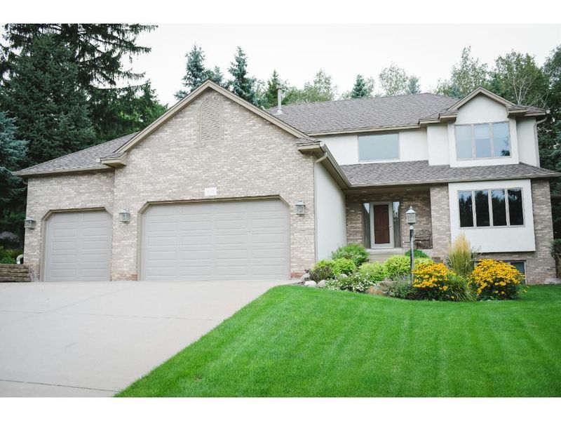 693 Valley View Ct, Shoreview, MN 55126